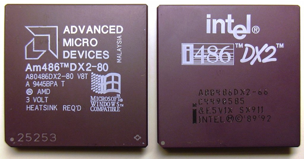 Sol tarafta AMD AM486, Sağ tarafta Intel i486.