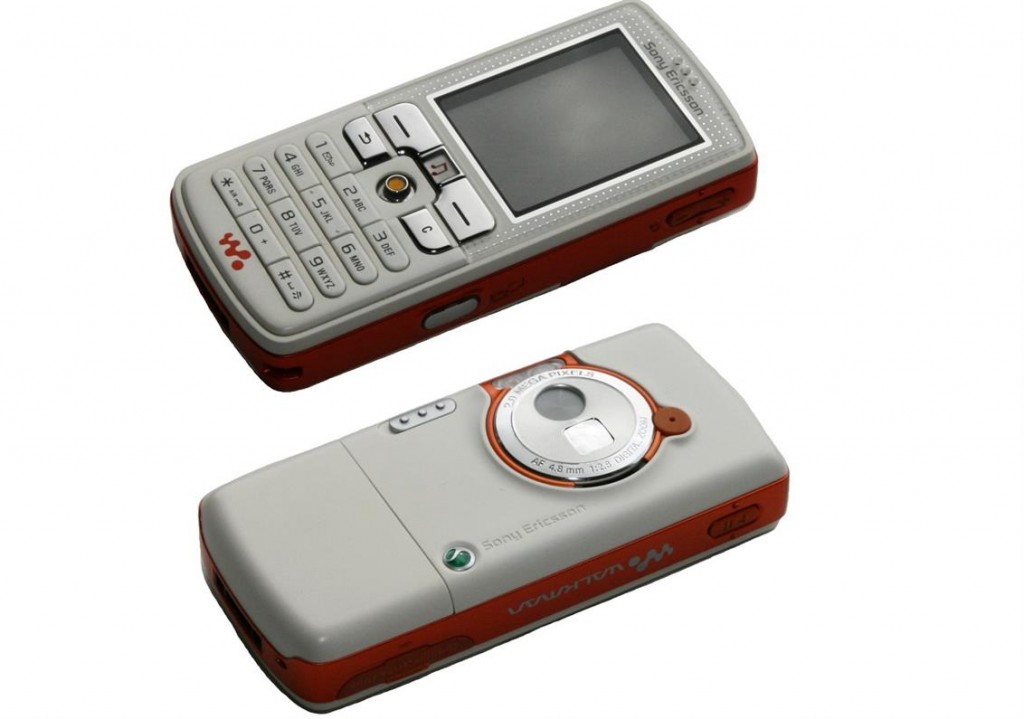Sony_Ericsson_W800_(Smooth_White),_front_and_back